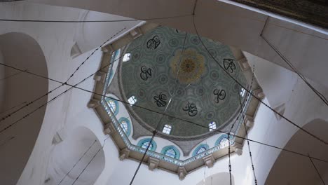 Looking-up,-showing-the-ceiling-of-a-mosque-in-Damaskus,-Syria