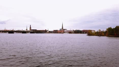 Ruhiges,-Mit-Kleinen-Wellen-Fließendes-Wasser-Des-Flusses-Dauguva-Mit-Der-Skyline-Von-Riga-In-Der-Ferne