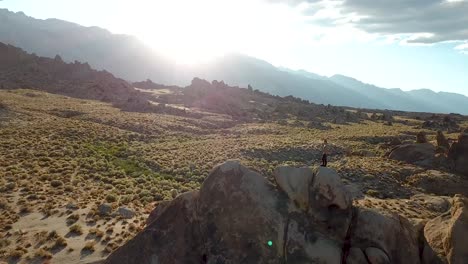 Mann-Auf-Dem-Sandsteinhügel-In-Alabama-Hills