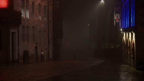 Empty-Royal-Mile-on-a-quiet-foggy-night--Zooming-in