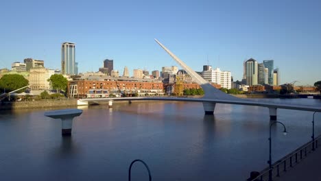 Luftaufnahme-Der-Brücke-Der-Frauen,-Die-Auf-Der-Promenade-Hinabsteigen,-Buenos-Aires