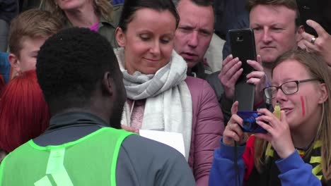 Romelu-Lukaku-Posando-Con-Entusiastas-Aficionados-Al-Fútbol-Adultos