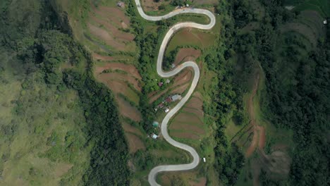 Luftaufnahme-Einer-Kurvenreichen-Straße-In-Ländlichen-Landschaften-Der-Bergregion