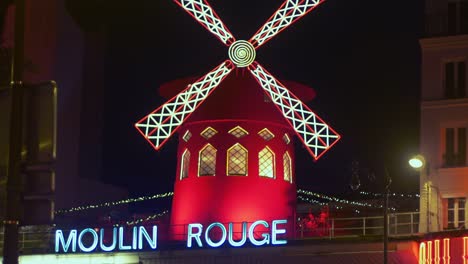 Nov-2019,-París,-Francia:-La-Rueca-Del-Famoso-Moulin-Rouge-Bellamente-Iluminada-Por-La-Noche