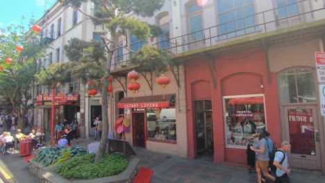 POV-Aus-Einem-Sightseeing-Bus-Während-Der-Fahrt-Durch-Chinatown-In-Victoria,-BC