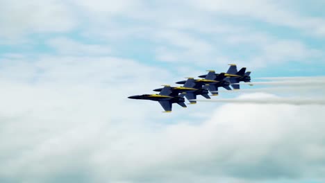 Blue-Angels---Flying-in-formation
