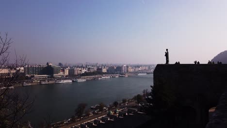 Statue-Der-Jungfrau-Maria-An-Der-Wand-Der-Budaer-Burg-In-Budapest-Mit-Spektakulärer-Skyline-Der-Stadt