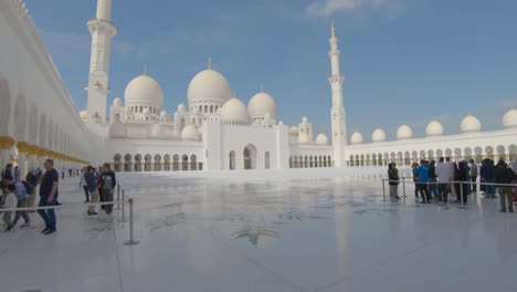 Los-Turistas-Visitan-La-Gran-Mezquita-Sheikh-Zayed,-Abu-Dhabi