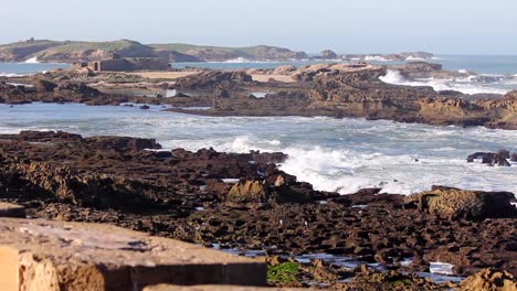 Panorámica-A-La-Izquierda-Desde-El-Océano-Atlántico-Hasta-El-Puerto-Pesquero-De-Essaouira,-Marruecos