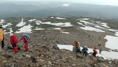 Grupo-De-Montañeros-Escalando-El-Famoso-Volcán-Monte-Asahidake-En-Japón