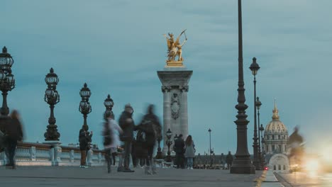 Touristen-Und-Verkehr-Bewegen-Sich-über-Die-Brücke-Pont-Alexandre-II,-Paris,-Frankreich