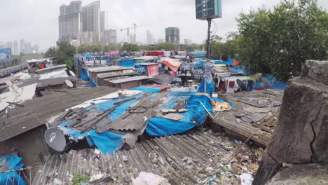 Draufsicht-Auf-Den-Waschsalon-Dhobi-Ghat-Mit-Der-Skyline-Im-Hintergrund-Und-Dem-Ankommenden-Zug