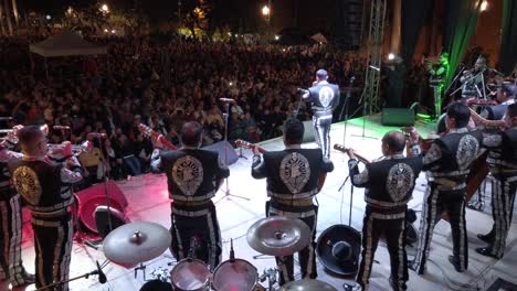 Disparo-De-Gran-Angular-Desde-Detrás-De-La-Banda-De-Mariachis-En-El-Escenario-Con-Una-Gran-Audiencia-En-Mérida,-México