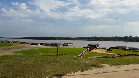 Vista-Tranquila-A-La-Orilla-Del-Río-En-Benjamin-Constante,-Un-Pequeño-Pueblo-De-Brasil