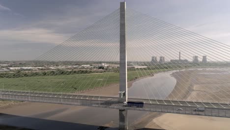 Vehículos-Cruzando-El-Emblemático-Río-Mersey-Gateway-Bridge-Vista-Aérea-En-Aumento