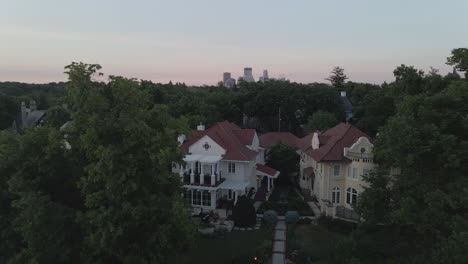 Casas-En-Los-Suburbios-Durante-El-Verano-Con-Vistas-Al-Centro-De-Minneapolis-Al-Fondo