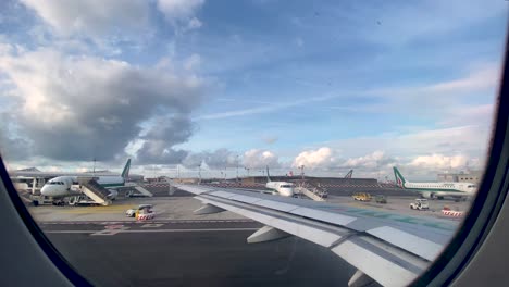 Blick-Aus-Dem-Fenster-Eines-Alitalia-Flugzeugs,-Das-Am-Boden-Rollt