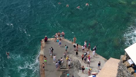 Touristenschwimmen-Im-Dorfhafen-Vernazza-Im-Sommer