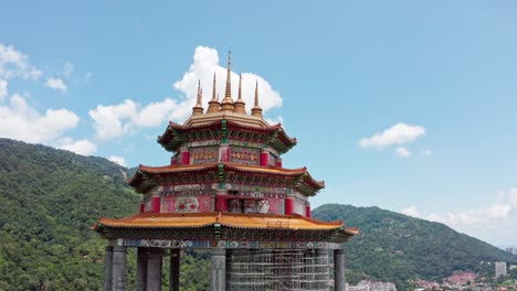 Vista-Panorámica-Del-Monumento-De-La-Estatua-De-La-Diosa-De-La-Misericordia-De-Kuan-Yin-En-El-Templo-Budista-De-Kek-Lok-Si-Con-Fondo-De-Ciudad,-Disparo-De-Revelación-De-órbita-Amplia-De-Drones-Aéreos