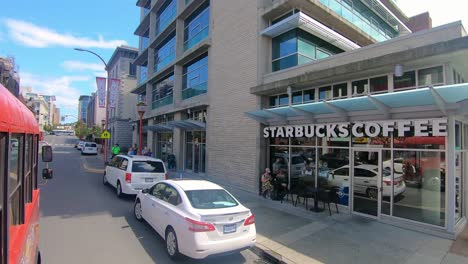 POV-Aus-Dem-Tourbus-Während-Der-Fahrt-An-Einem-Starbucks-Café-Im-Stadtzentrum-Von-Victoria,-British-Columbia,-Kanada-Vorbei