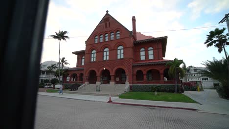 Amplia-Vista-Del-Seguimiento-Del-Museo-De-Arte-E-Historia-De-Key-West-A-La-Izquierda-Con-El-Poste-De-La-Calle-En-Primer-Plano