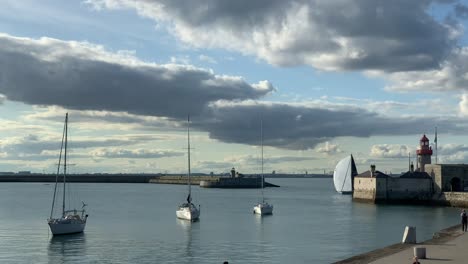 Sailing-boat-comes-into-Dublin-harbor-in-the-evening
