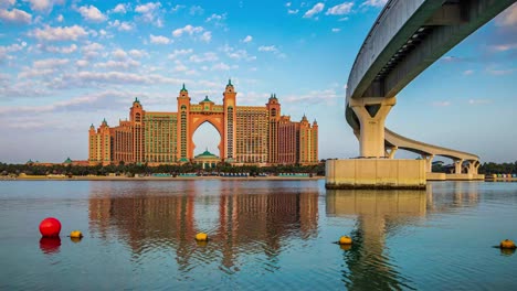 Impresionante-Video-De-Lapso-De-Tiempo-Del-Hotel-Atlantis-Y-Pointe-Palm-Jumeirah-Después-Del-Amanecer,-Con-Nubes-Y-Agua-En-Movimiento