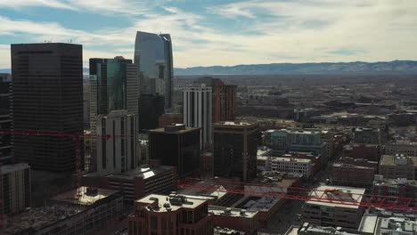 Luftaufnahmen-Von-Drohnen-über-Der-Innenstadt-Von-Denver,-Colorado-Und-Baukränen