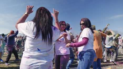 Gruppe-Von-Frauen-Tanzen-Beim-Holi-Festival