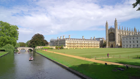 Cambridge-England,-circa-:-Tourists-on-punt-trip-in-Cam-River,-Cambridge,-United-Kingdom