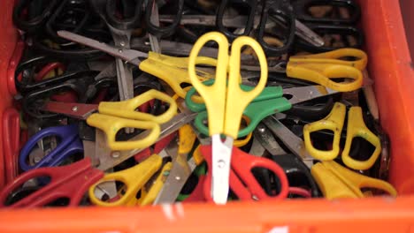 Box-Of-Scissors-In-A-School-Art-Room,-CLOSE-UP