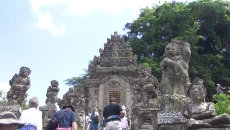 Tourists-on-the-steps-of-the-gate-of-Kehen-Temple,-Bali