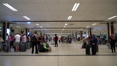 Malediven,-Ca.:-Gedrängte-Menschen-Am-Flughafen-Malediven