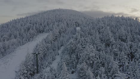 Verlassener-Skilift-Auf-Dem-Gipfel-Einer-Schneebedeckten-Langsamen-Bergrutsche
