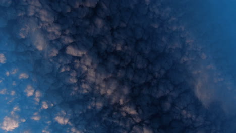 Zeitraffer-Einer-Aufnahme-Stürmischer-Wolken-Am-Himmel-Von-Unten-Nach-Oben
