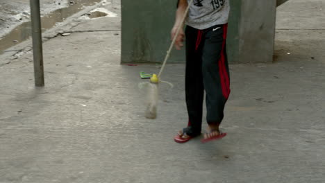 Tiro-De-Mano-De-Niños-Sudafricanos-Jugando-Con-Botellas-De-Plástico-En-Una-Cuerda-En-Un-Parque-De-Salamandras-Del-Municipio-En-La-Zona-Residencial-De-Hangberg