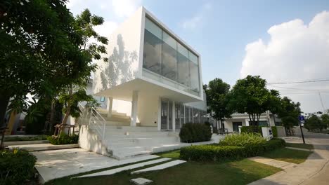 Exterior-De-Tienda-De-Edificio-Blanco-Moderno-Y-Minimalista