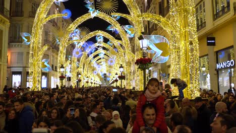 Abarrotada-Calle-Larios-Durante-El-Espectáculo-De-Luces-Navideñas