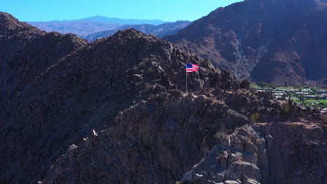 Toma-Aérea-De-Drones-De-Bandera-Americana-Con-Fondo-De-Cordillera