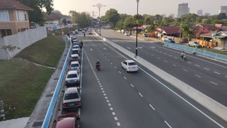 Caminos-En-Malasia-Por-La-Mañana-Llenos-De-Vehículos-En-Estado-De-Calma-A-Sus-Destinos