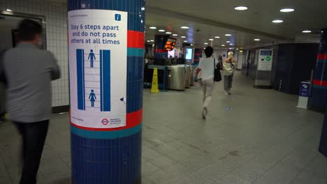 Las-Señales-De-Advertencia-Sobre-El-Distanciamiento-Social-En-La-Estación-De-Oxford-Street-Recuerdan-A-Las-Personas-Que-Se-Mantengan-Separadas