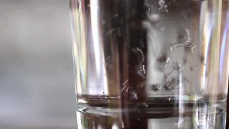 Ein-Glas-Mit-Wasser-Füllen
