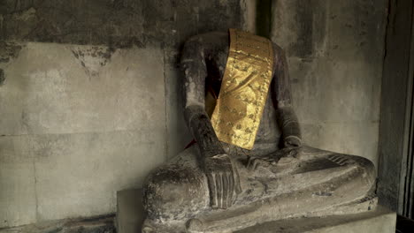 Alte-Steinskulptur-Des-Buddhistischen-Gottes-Mit-Goldenem-Gewand