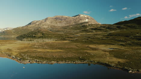 Cielo-Azul-De-Verano-Y-Reflejos-De-Montaña-En-Un-Lago-Tranquilo-En-Hemsedal,-Noruega---Plano-General