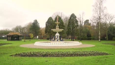 Taunton,-Somerset,-Vereinigtes-Königreich,-Sehr-Schöner-Queen-Victoria-Memorial-Fountain-Mitten-Im-Vivary-Park