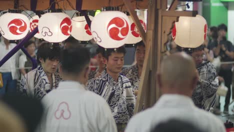 Hiyori-Kagura-Ritualtrommler-Treten-Nachts-Auf-Der-Straße-In-Kyoto,-Japan,-Während-Des-Yoiyama-Festivals-Beim-Gion-Matsuri-Festival-Auf-–-Mittlere-Aufnahme