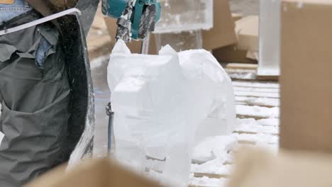 Hombre-Con-Motosierra-Tallando-Bloques-De-Hielo.-Estático,-Lento