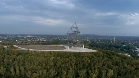 Vista-Lateral-Aérea-De-Tetraeder,-Con-Bottrop-En-El-Fondo