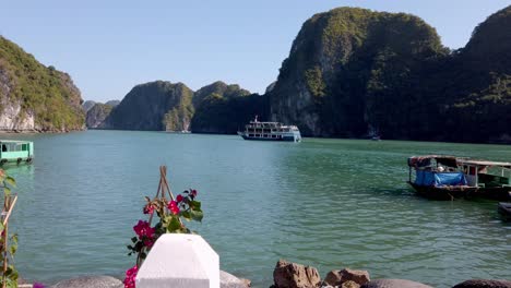 Calm-Viet-Hai-Harbor-with-ferry-boats-arriving-on-the-island's-east-side,-Pan-left-shot