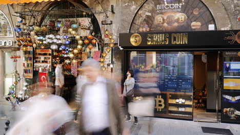 Oficina-De-Cambio-De-Criptomonedas-Cerca-De-Un-Gran-Bazar-En-Estambul-En-Una-Calle-Concurrida-Llena-De-Gente